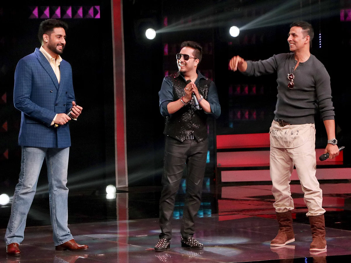 Abhishek Bachchan, Mika Singh and Akshay Kumar share a fun moment on stage (Photo: Yogen Shah)