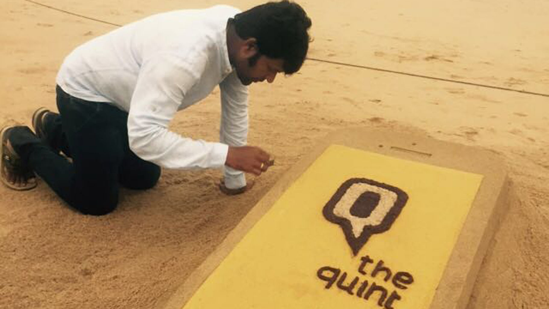 Sudarsan Pattnaik carving some beautiful sand art for The Quint. (Photo Courtesy: Sudarsan Pattnaik)