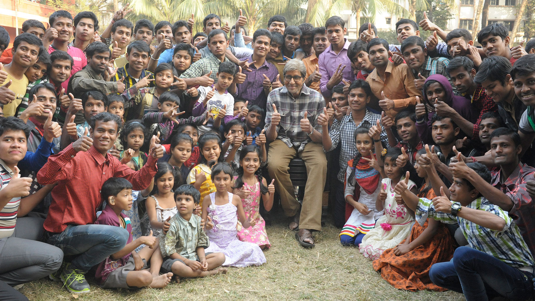 Amitabh Bachchan with a bunch of kids on the sets of <i>TE3N</i> (Photo: Universal Communications) 