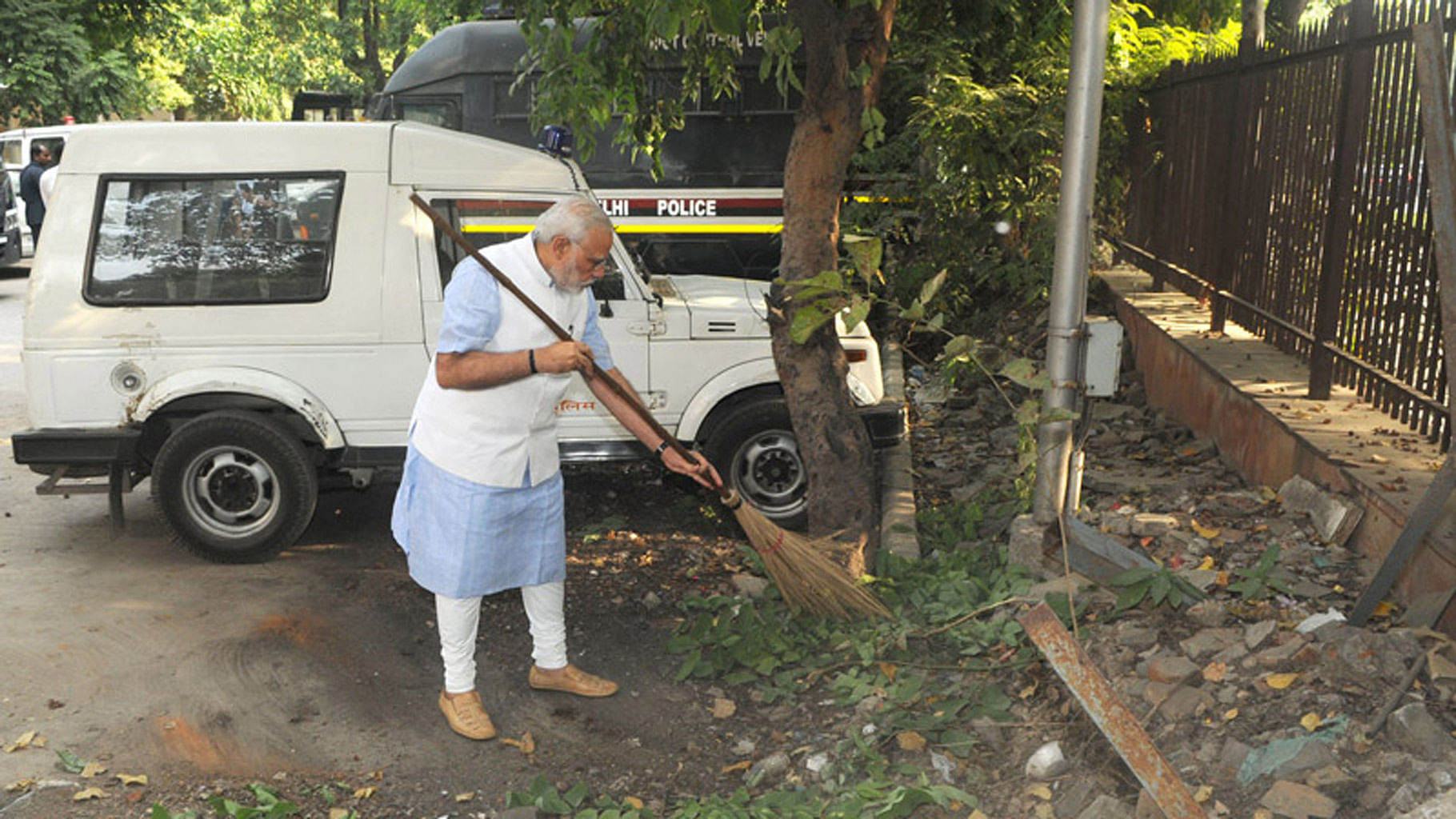 Prime Minister Narendra Modi kicking off Swachh Bharat Abhiyan on 2 October 2014. (Photo: PIB)