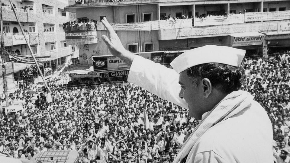 Rajiv Gandhi waves to the crowd during a campaign in the 1991 general elections in Rishikesh, Uttar Pradesh on May 4, 1991. (Photo: Reuters)