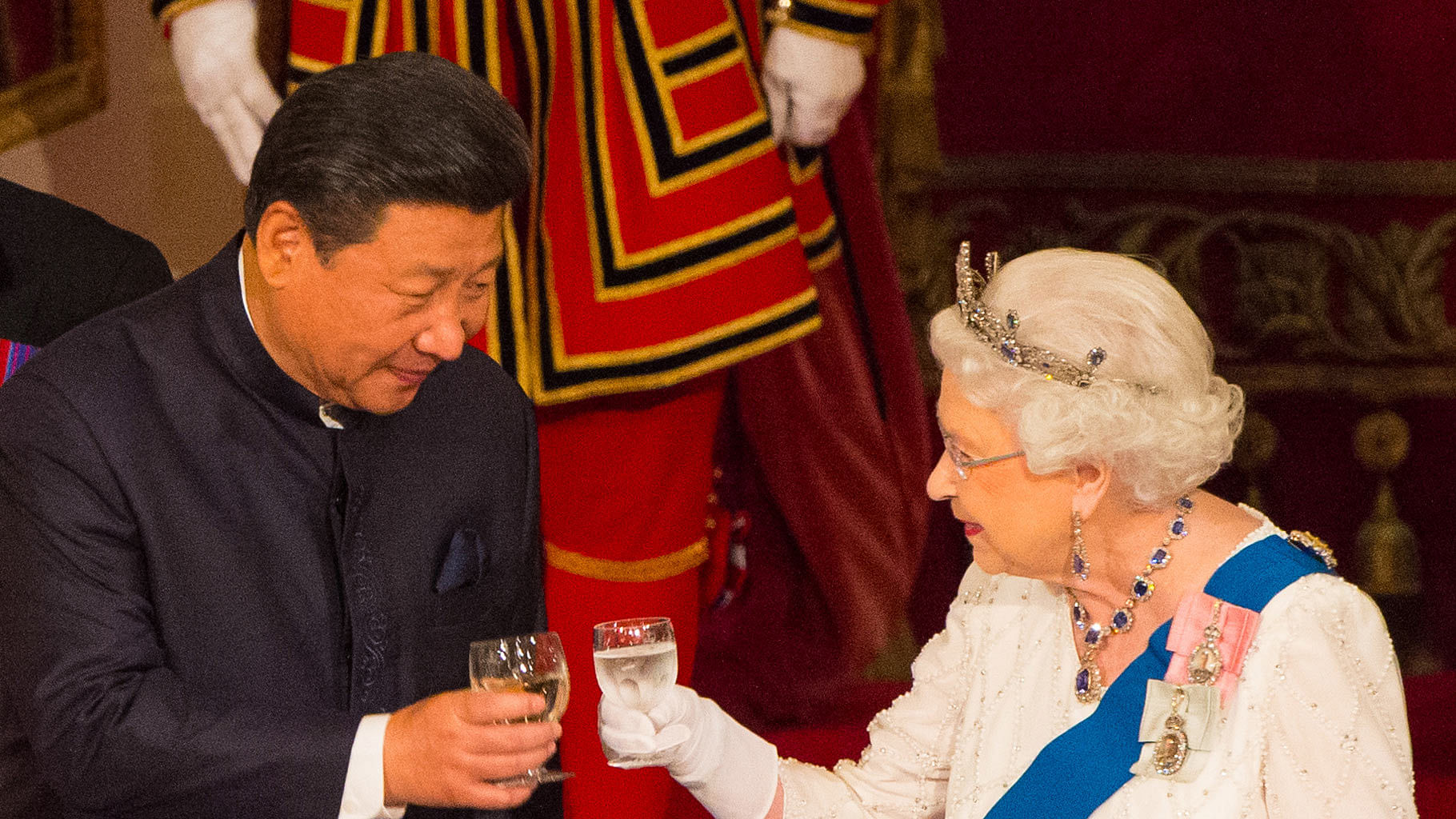 Chinese President Xi Jinping toasts with  Queen Elizabeth II during a ceremony in London on 20 October  2015. (Photo: AP)