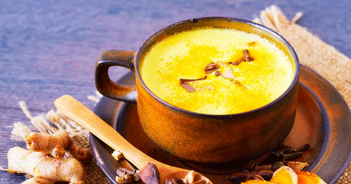 Кефир с куркумой. Куркума латте масала. Золотое молоко с куркумой. Мед с имбирем и куркумой. Куркума и кефир для похудения.