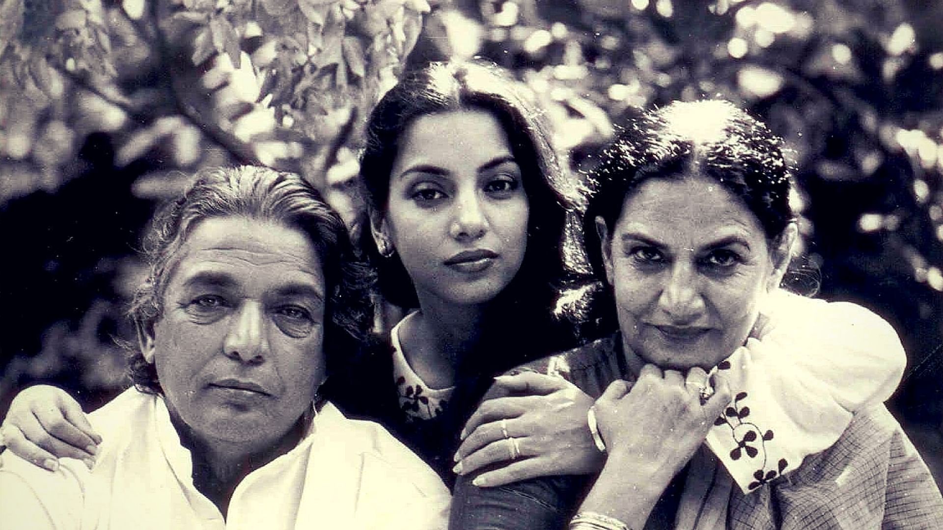 Poet Kaifi Azmi with daughter Shabana Azmi and wife Shaukat Azmi.&nbsp;