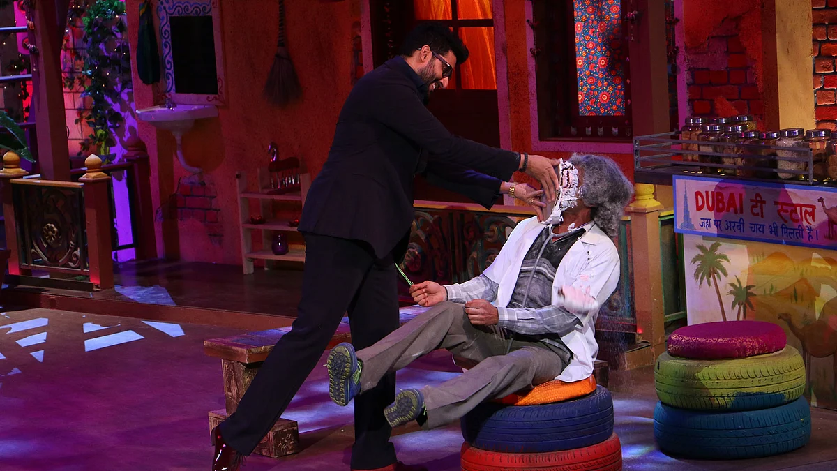 Abhishek Bachchan politely offers a cake to Sunil Grover (Photo courtesy: Sony)