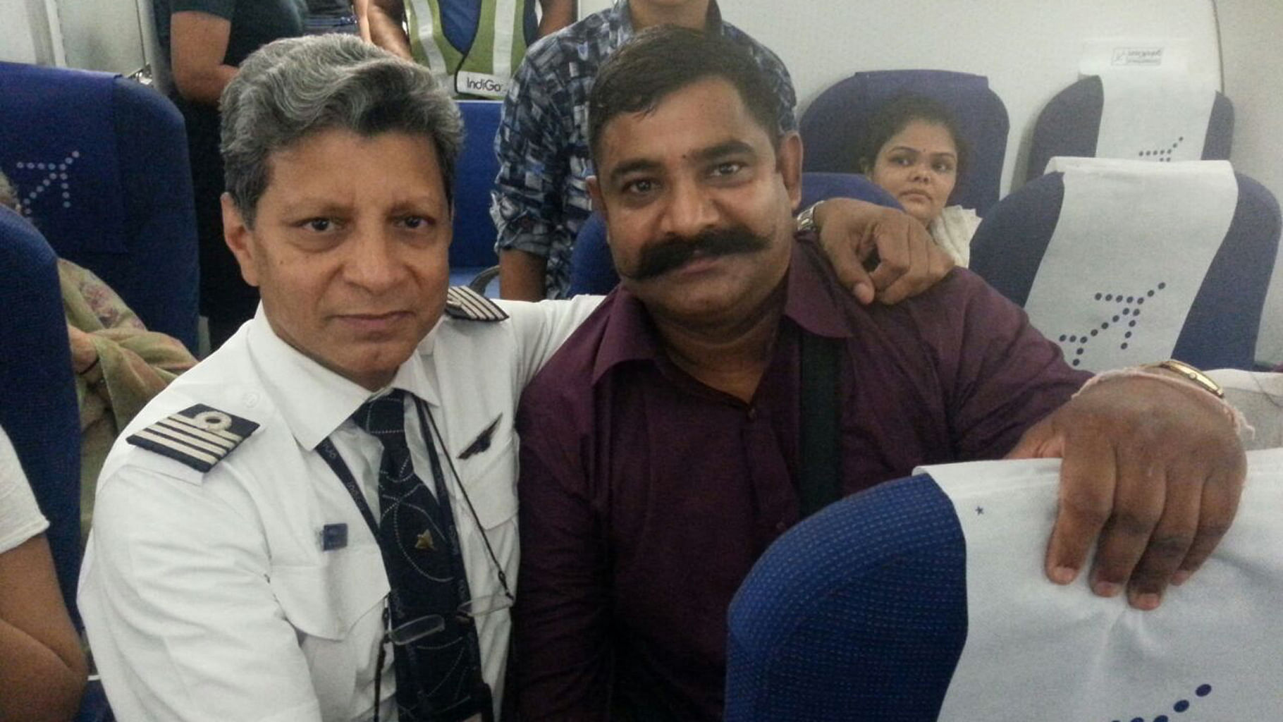 Kargil war-hero Naik Deep Chand with Indigo Captain Harish Nayani. (Photo Courtesy: <a href="https://www.facebook.com/rajiv.personal/posts/10156818583670176">Facebook page of Rajiv Tyagi</a>)