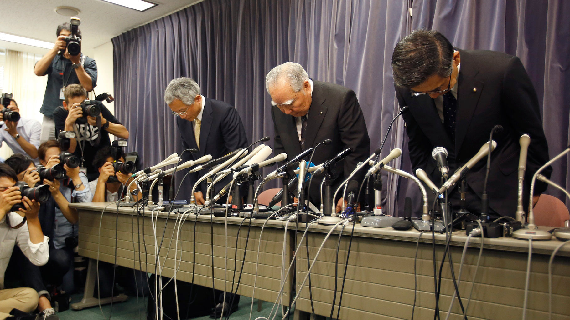 Suzuki Motor Corp. Chairman and Chief Executive Osamu Suzuki, center, bows with president Toshihiro Suzuki, right, and vice president Osamu Honda during a press conference in Tokyo, Wednesday, 18 May  2016. (Photo: AP)