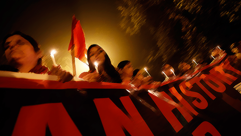 Protestors hold candles during a candle light vigil to mark the first anniversary of the Delhi gangrape, in December 2013. (Photo: Altered by the Quint) 