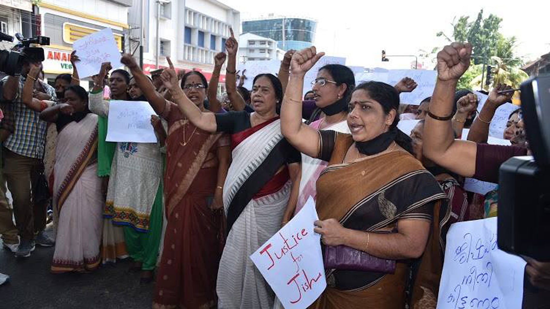 Women protest Jisha’s brutal rape and murder. (Photo Courtesy: <a href="https://www.facebook.com/cpimcc/?fref=photo">CPIM’s Facebook page</a>)