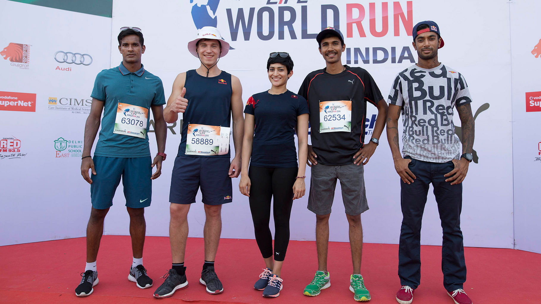Subrata Paul (L), Ashwini Ponnappa (C), CS Santosh (R) get ready for the Wings For Life World Run. (Photo: Red Bull)