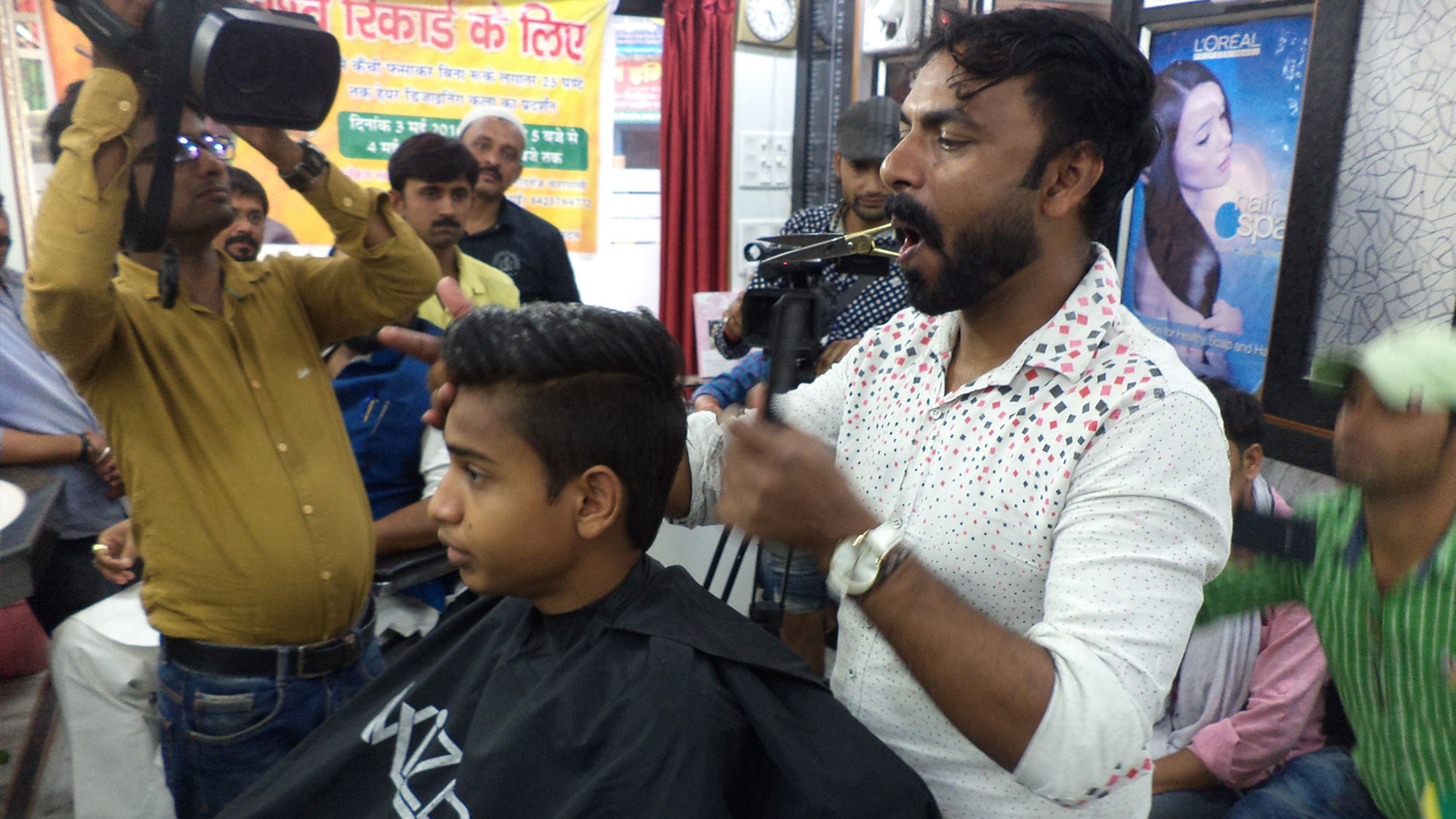 Varanasi barber Ansar Ahmed created a world record by cutting people’s hair using a scissor held in his mouth. (Photo: <b>The Quint</b>)