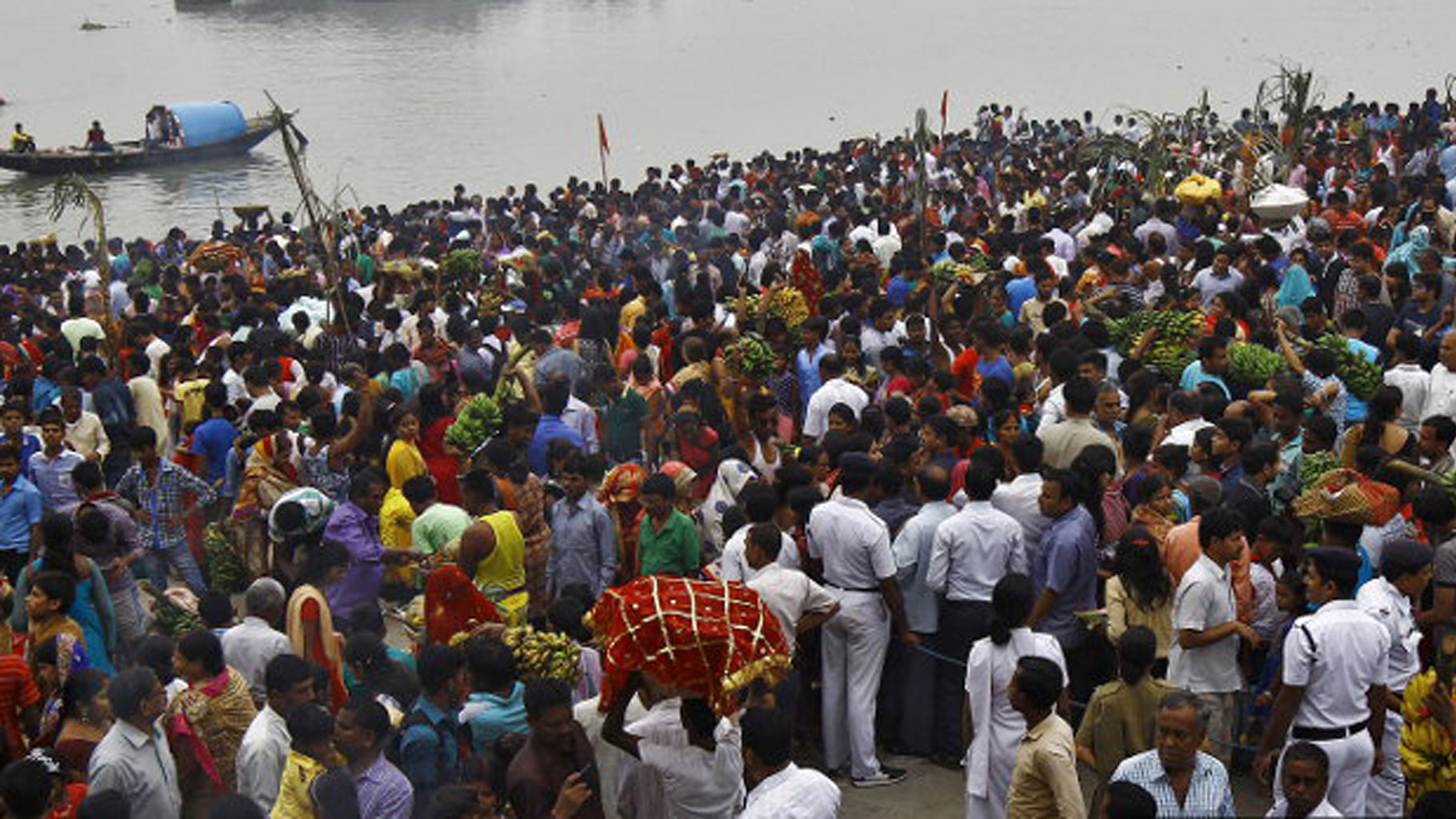 Devotees gather on the banks of river Ganga to perform rituals in Kolkata. If India’s parliamentary seats were to be re-allocated across states on the basis of population –the Constitution requires that the allocation be looked at in 2026 – the Gangetic belt would send 275 of 548 MPs to the Lok Sabha, according to estimates. (Photo: Reuters/IndiaSpend)