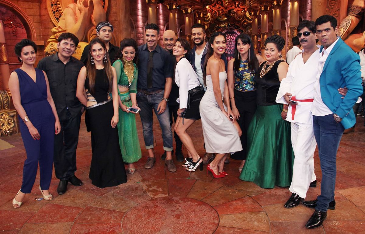 Akshay Kumar seems to be angry with the team of ‘Comedy Nights Bachao’ for making racist jokes about Jacqeline & Lisa