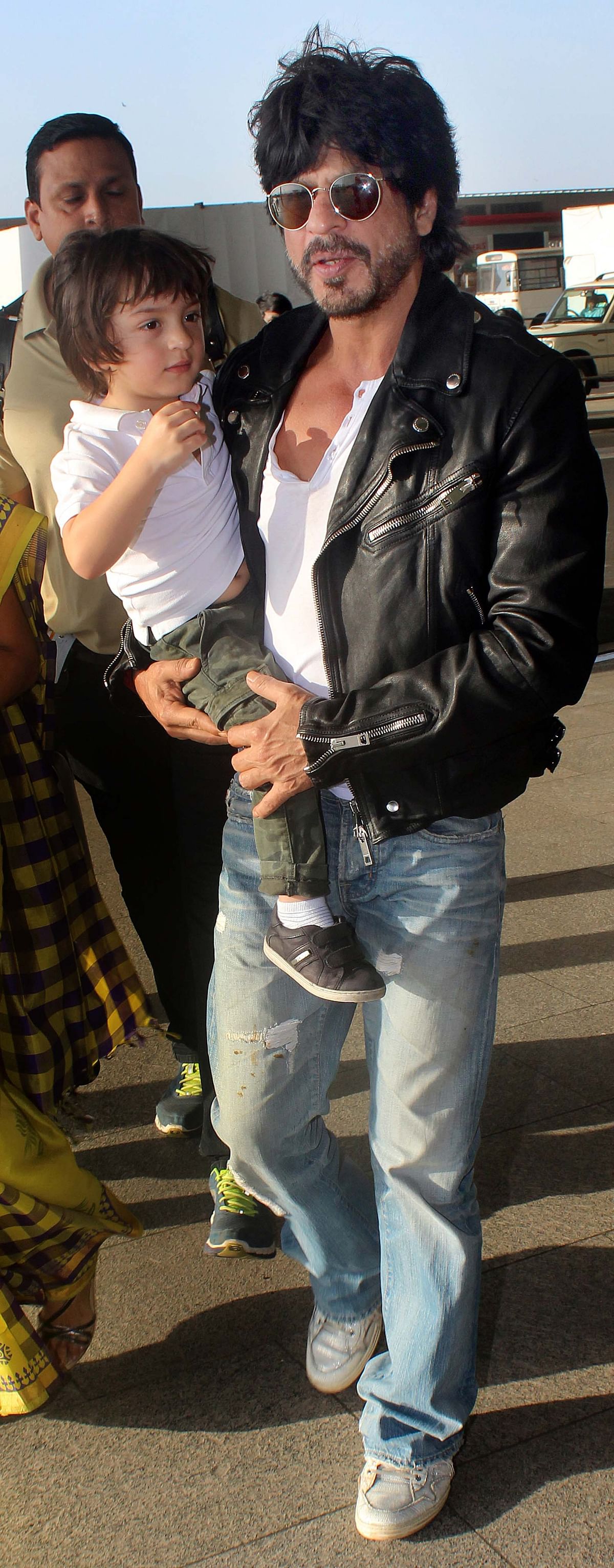 Aishwarya Rai seen returning from Cannes with Aaradhya in her arms and Shah Rukh Khan with son Abram