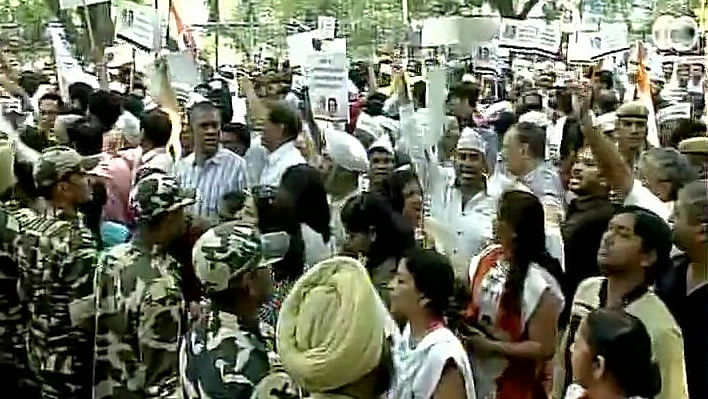 Scuffles ensued between police and party workers as they protested against those involved in the AgustaWestland scam.