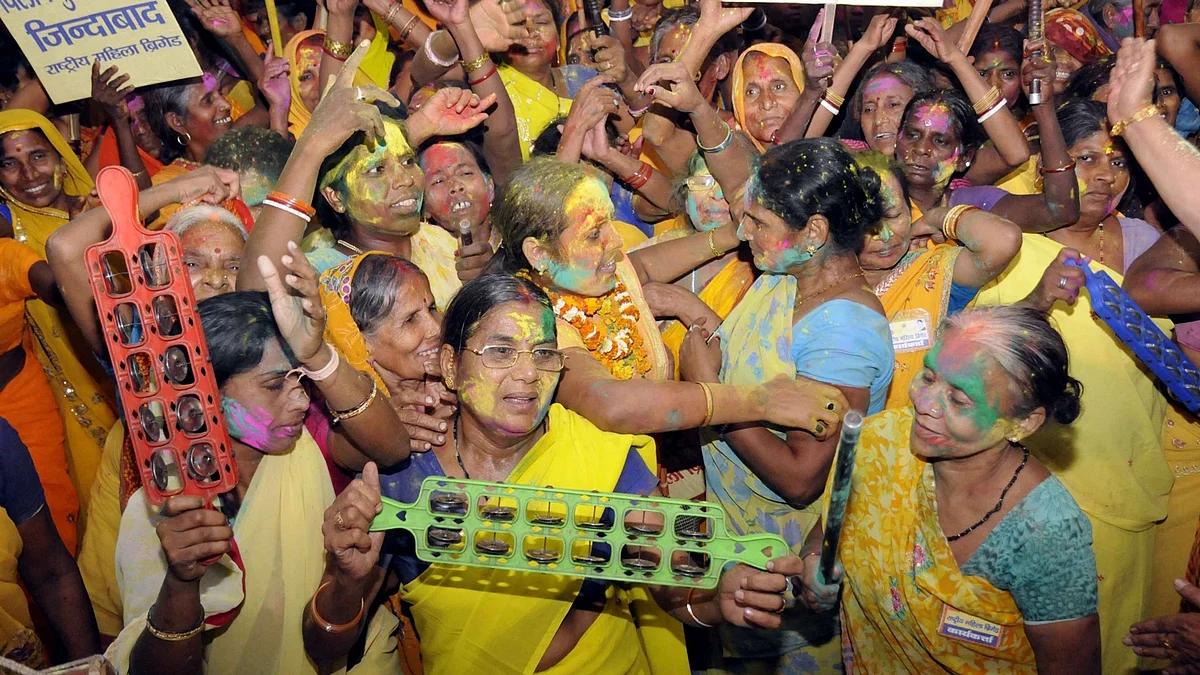 Women celebrate liquor ban in Patna on 1 April 1, 2016. (Photo: IANS)