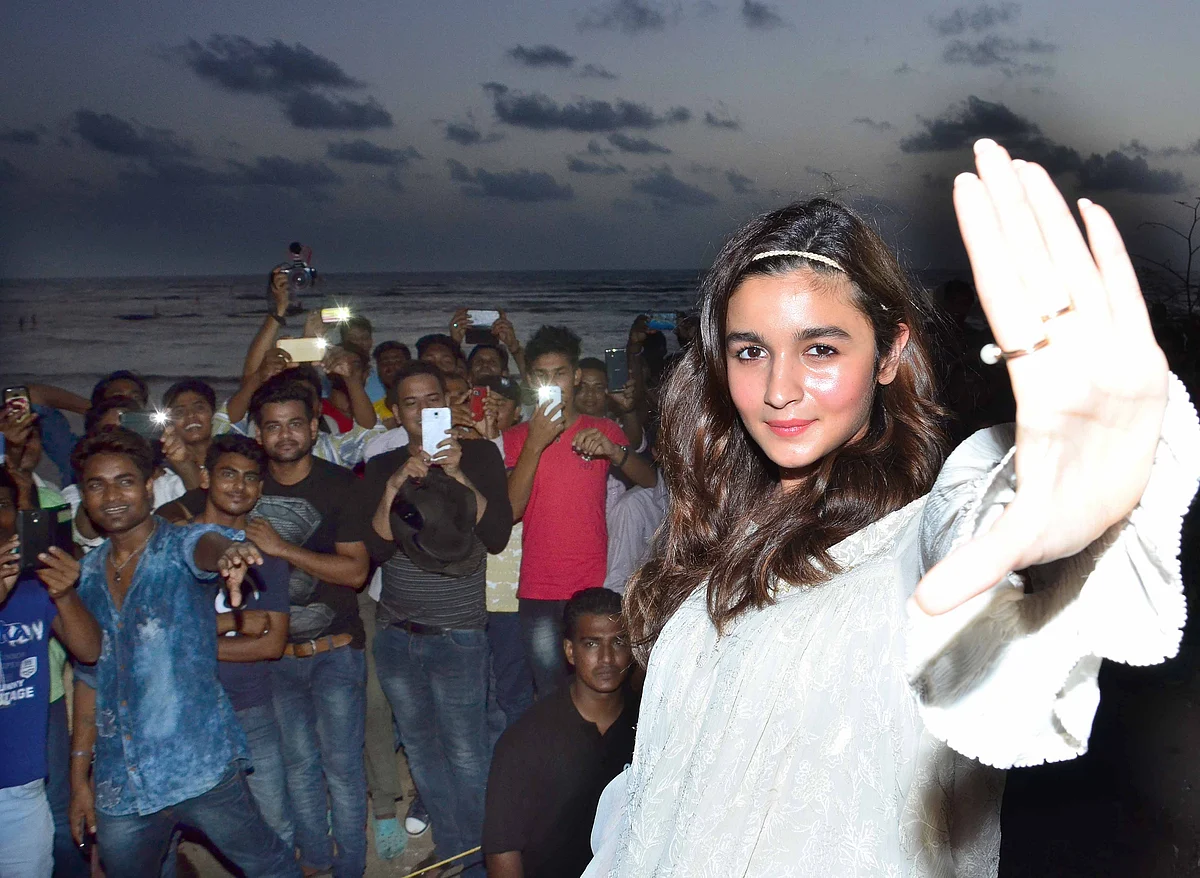 Alia posing with the crowd. (Photo: Yogen Shah)