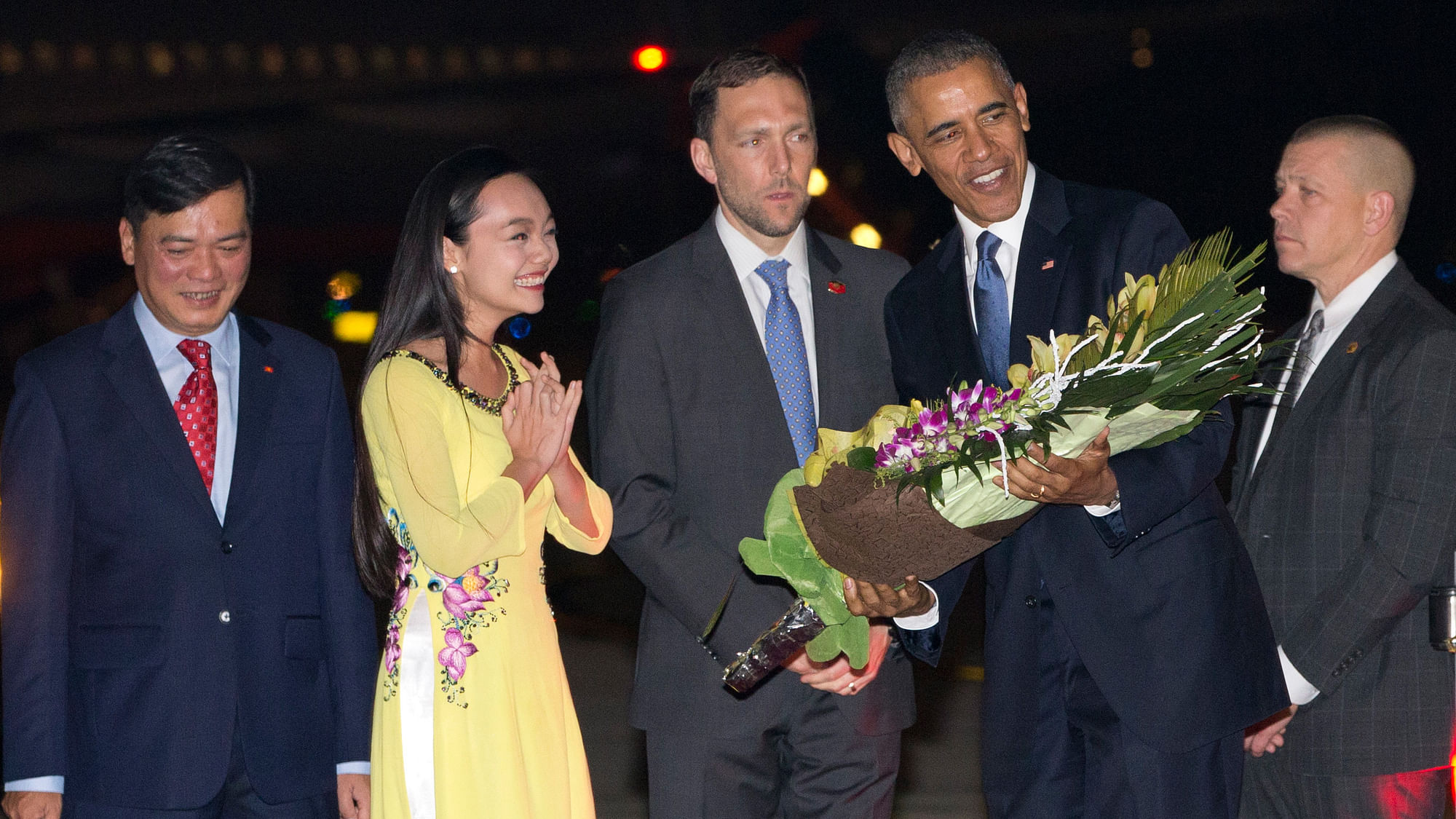 US President Barack Obama is given flowers as he arrives  at Noi Bai International Airport in Hanoi, Vietnam. (Photo: AP)
