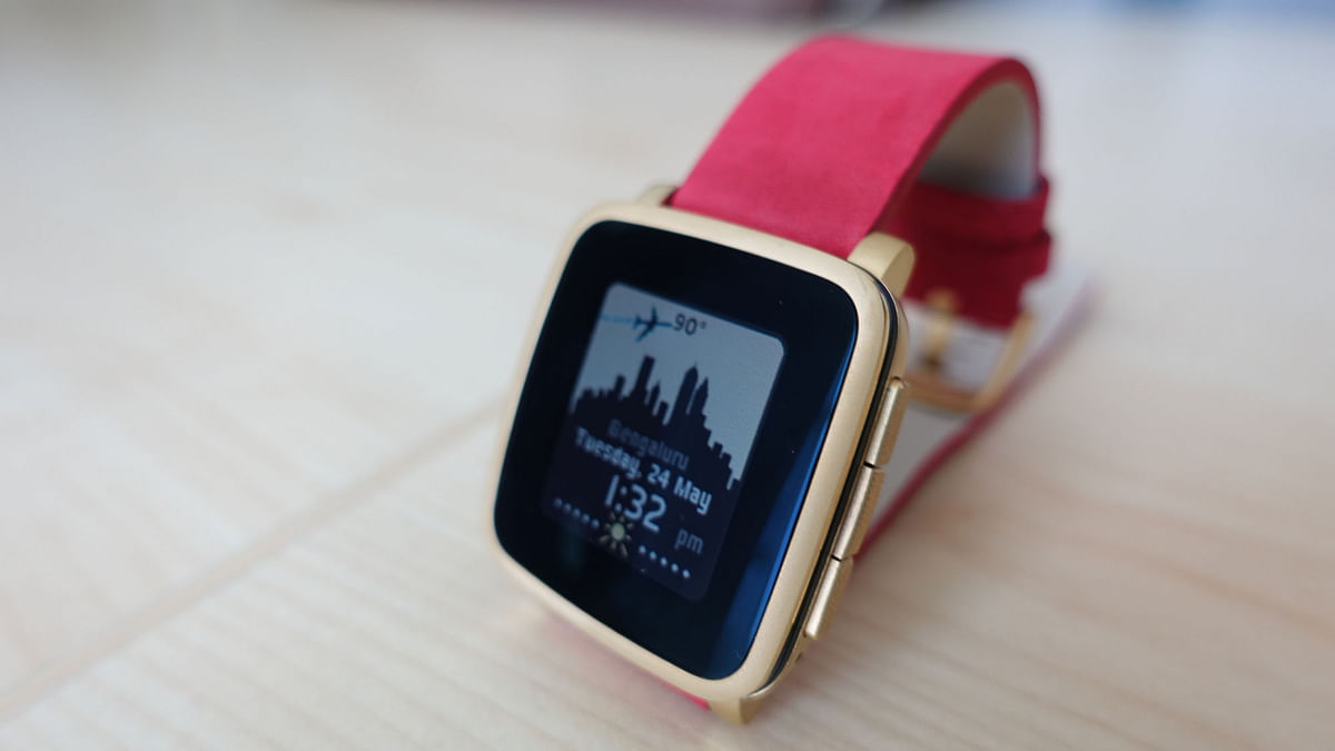 Pebble is finally here in India and we take a closer look at it. 