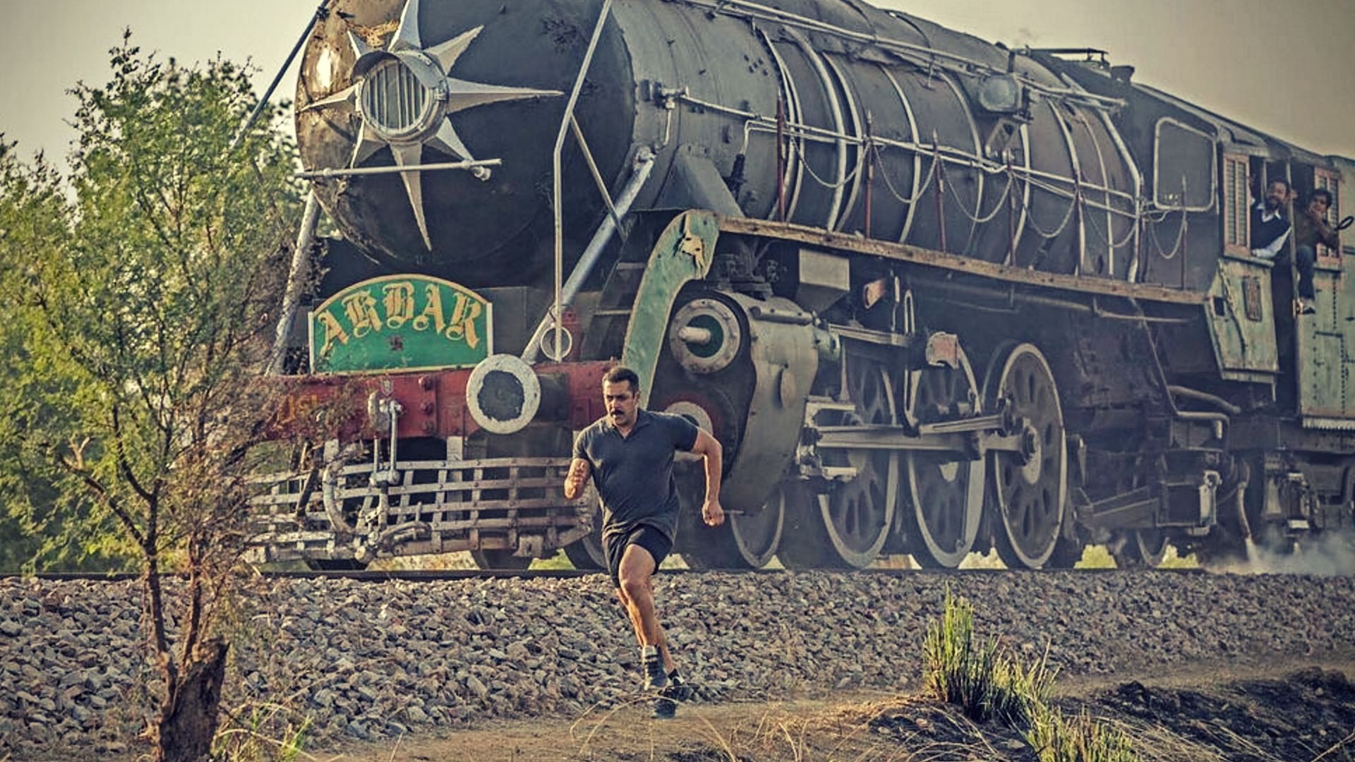 Salman Khan races with a real train for <i>Sultan</i> (Photo: Twitter/cool_chitra)