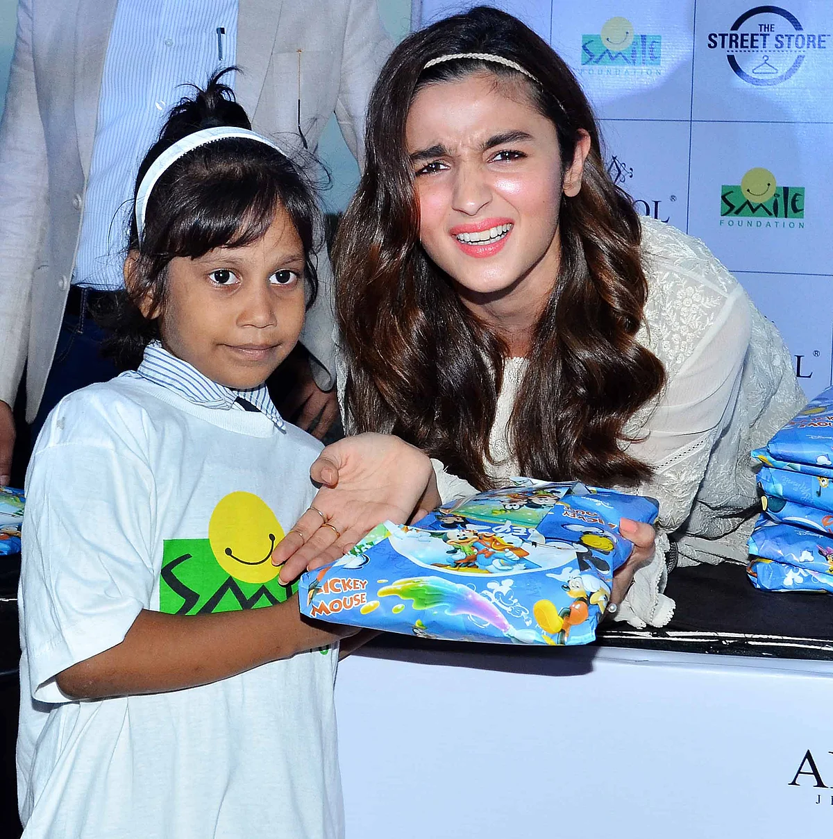Alia giving out gifts to the children. (Photo: Yogen Shah)