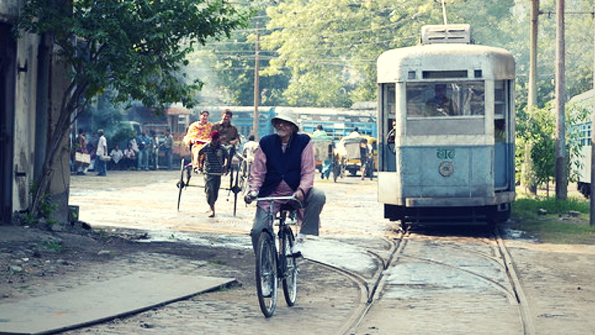 Amitabh Bachchan, during his cycling trip through Kolkata for <i>Piku</i>, crosses a tram – an iconic symbol of the city. (Photo Courtesy: <a href="http://srbachchan.tumblr.com/">srbachchan.tumblr.com</a>)