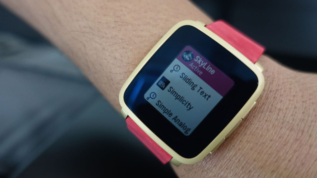 Pebble is finally here in India and we take a closer look at it. 