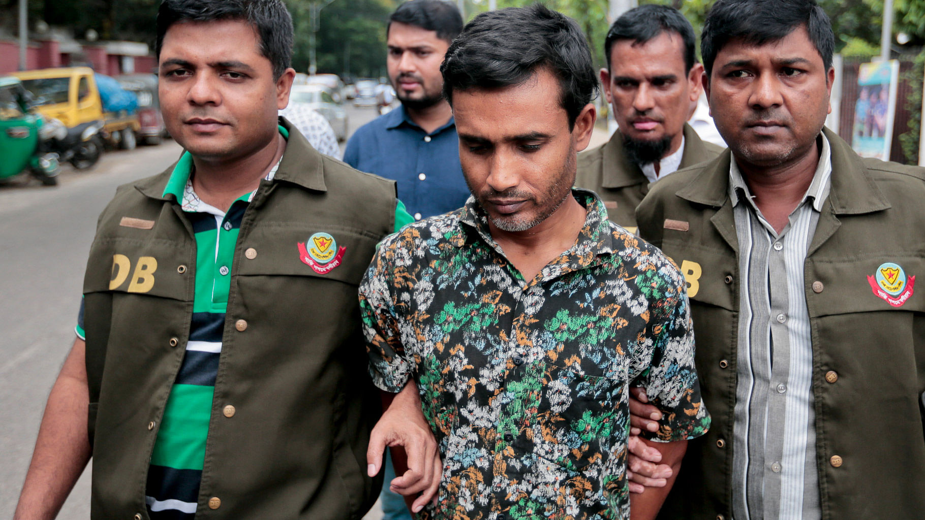Members of Bangladesh Police Detective Branch (DB) escort a man whom they have identified as Shariful Islam Shihab, a former member of the banned Islamic group Harkatul Jihad as they walk him in front of the media in Dhaka, Bangladesh, Sunday, 15 May  2016. (Photo: AP)
