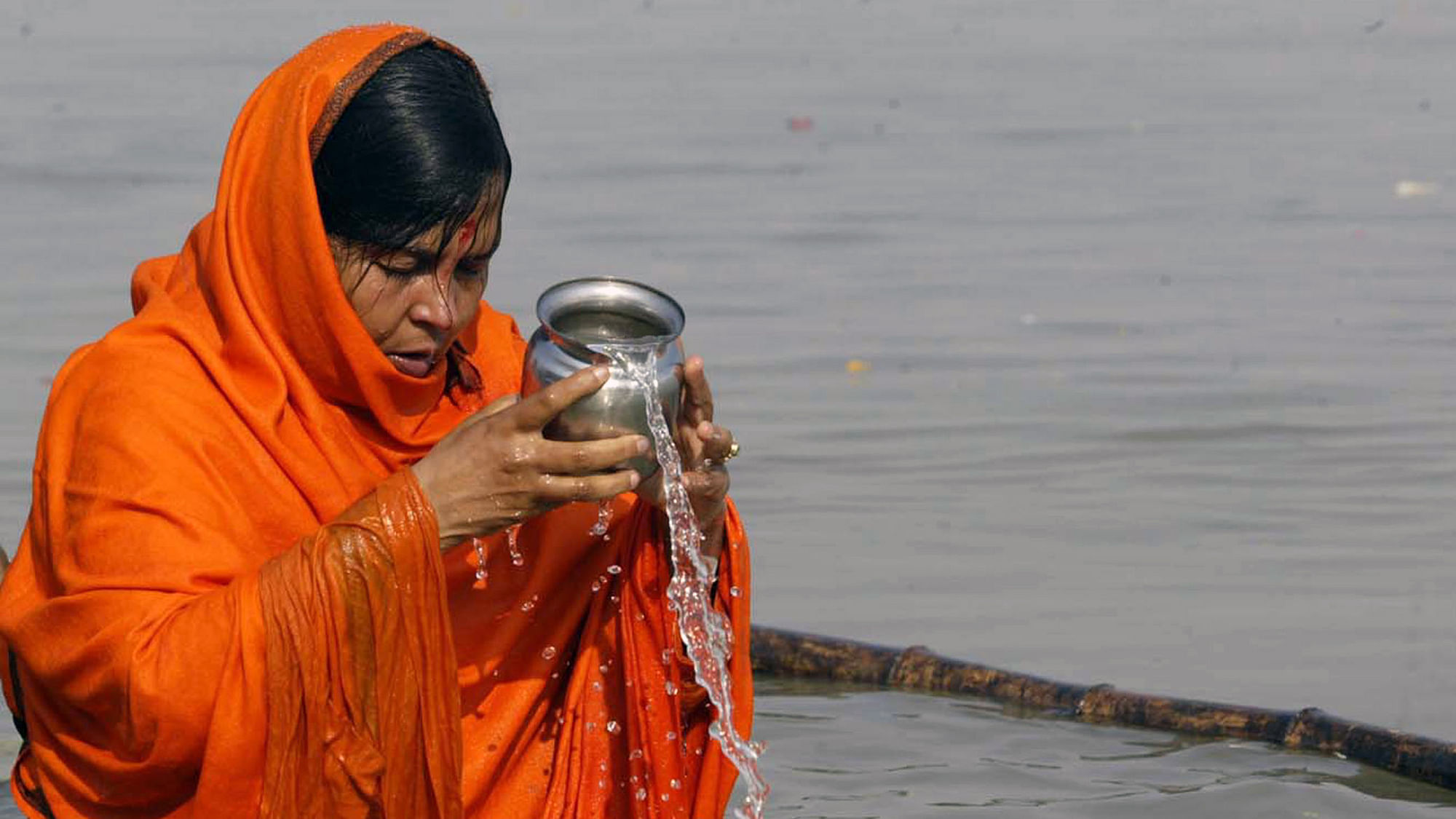 Uma Bharti performs prayers after a taking a dip in the Saryu river during the Makar Sankranti festival in  Ayodhya on 14 January 2006. (Photo: Reuters/Raj Patidar)