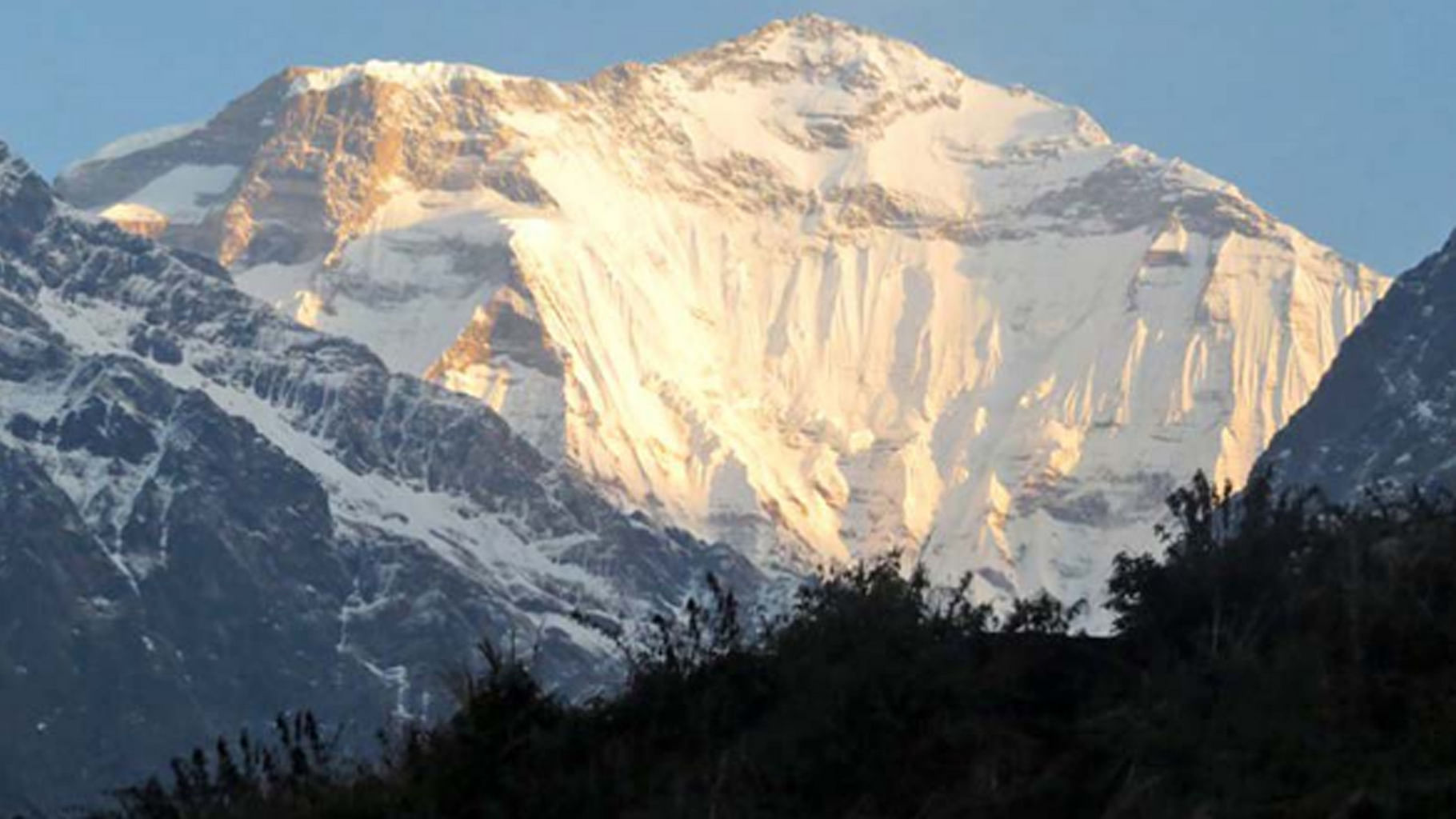 <div class="paragraphs"><p>A climber from Maharashtra died while ascending the world's third-highest peak Mt Kanchenjunga in Nepal.</p></div>