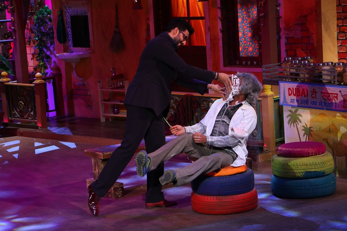 Watch Abhishek Bachchan take Sunil Grover’s case for flirting with Aishwarya.