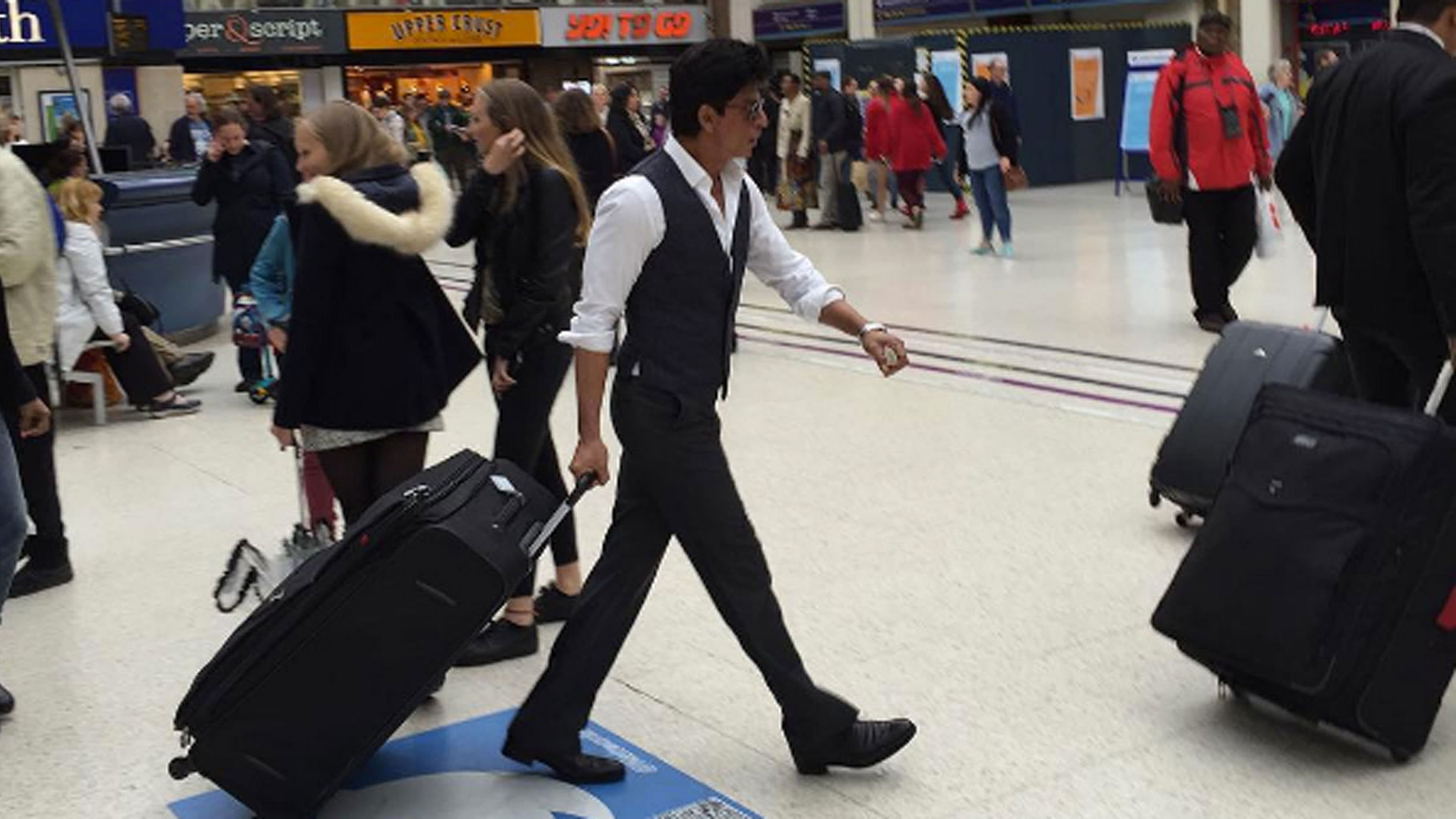 Shah Rukh Khan walks through a London tube station unnoticed (almost) (Photo courtesy: Instagram)
