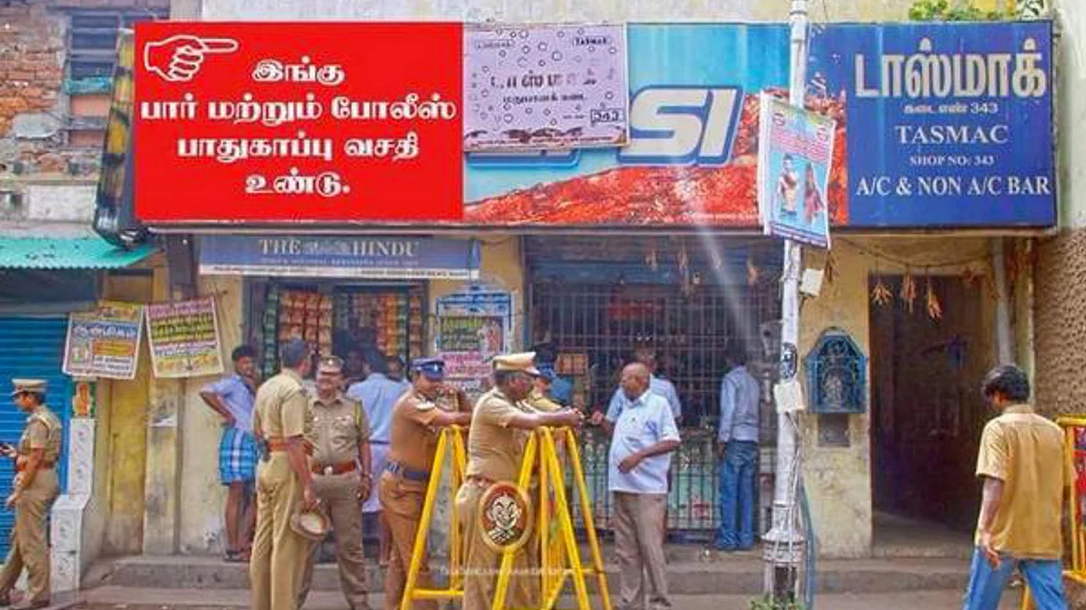 Police barricades outside TASMAC. (Photo: Twitter.com/<a href="https://twitter.com/SriramMADRAS/status/628830468746547201">@SriramMADRAS</a>)