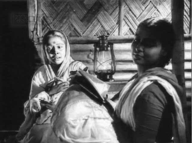 Gita Dey and Supriya Chowdhury from a scene in Ritwik Ghatak’s <i>Meghe Dhaka Tara</i>