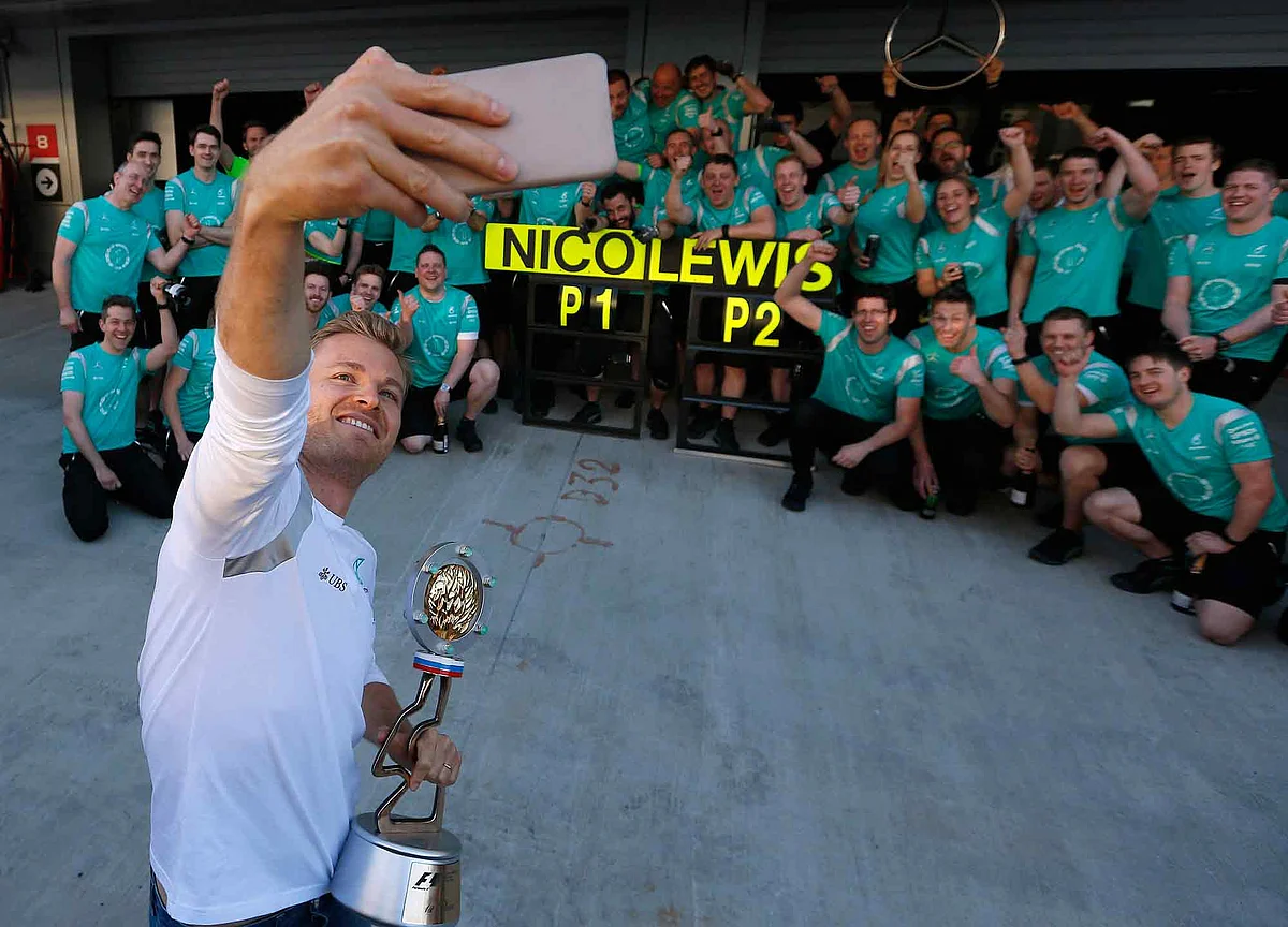 Nico Rosberg celebrates his Russian GP victory with his team (Photo: AP)