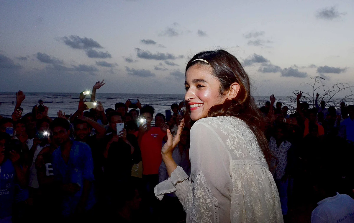 Alia waving out to the crowd. (Photo: Yogen Shah)