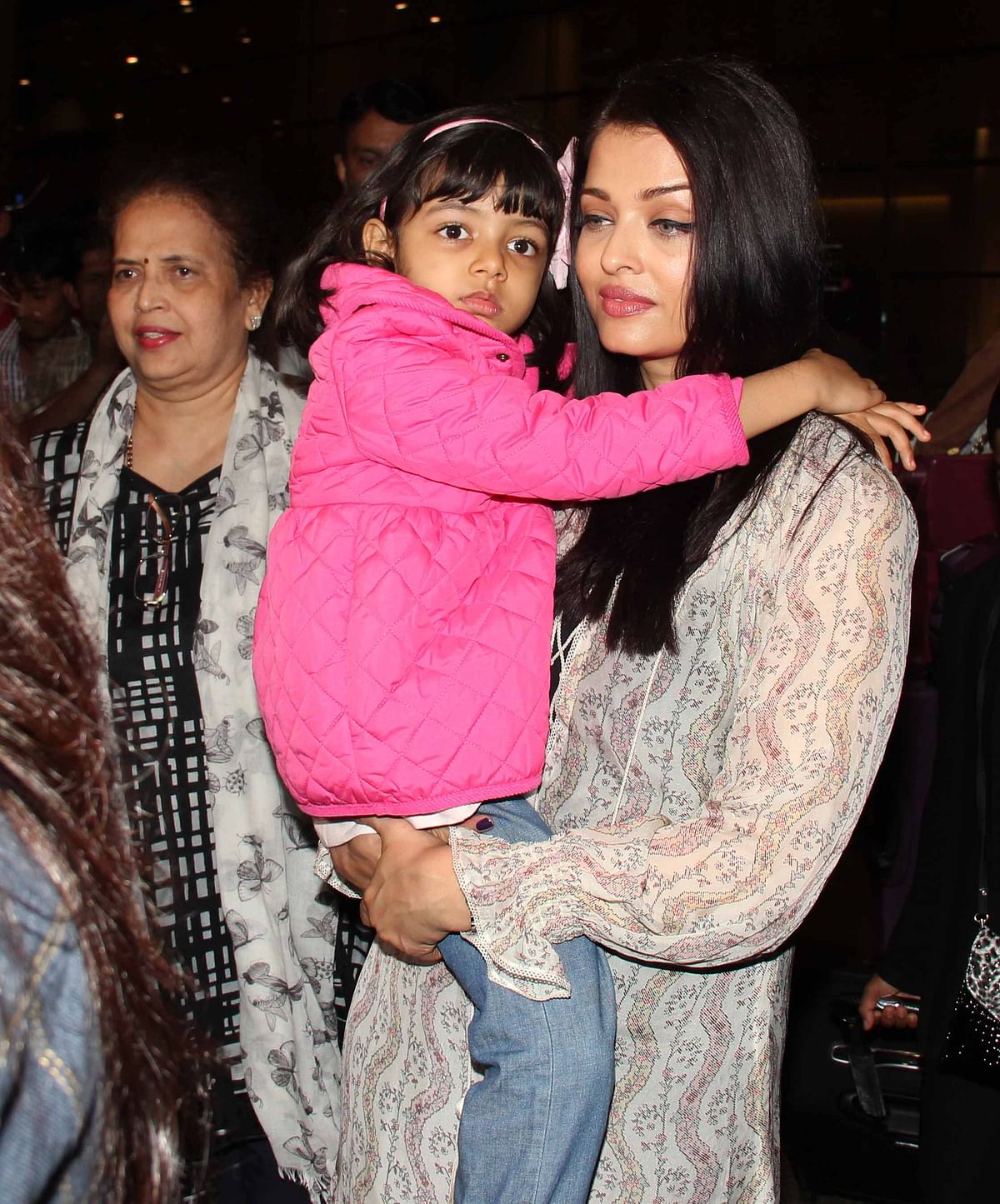 Aishwarya Rai seen returning from Cannes with Aaradhya in her arms and Shah Rukh Khan with son Abram