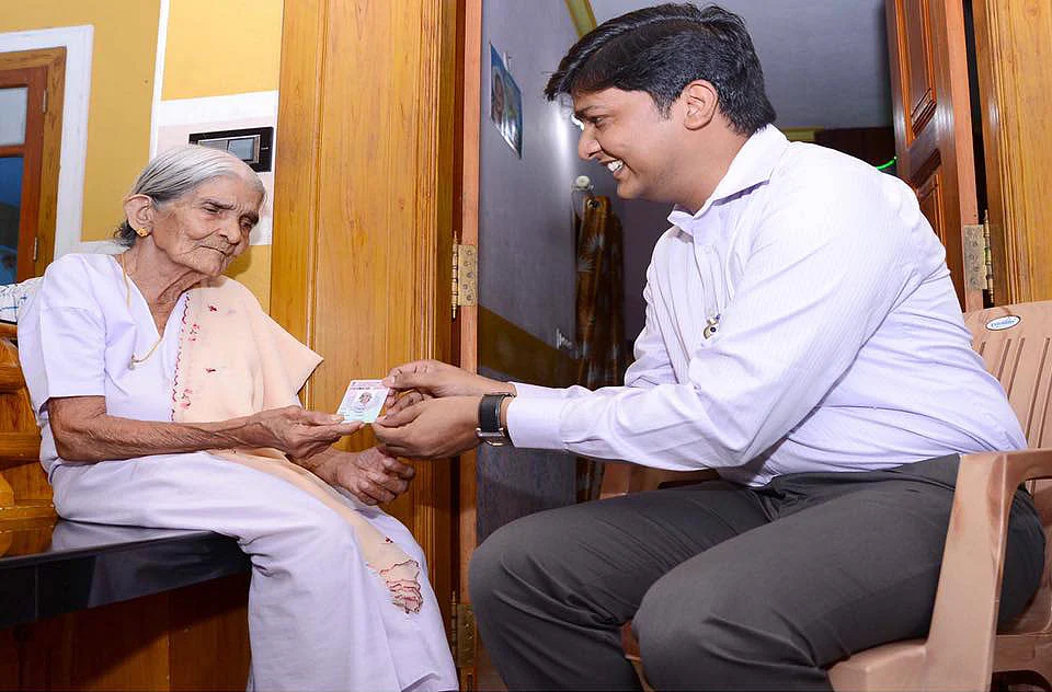 Thressiama receiving her voter identity card. (Photo: Collector Kannur’s <a href="https://www.facebook.com/collectorkannur/photos/pcb.992254920871362/992253394204848/?type=3&theater">Facebook page</a>)