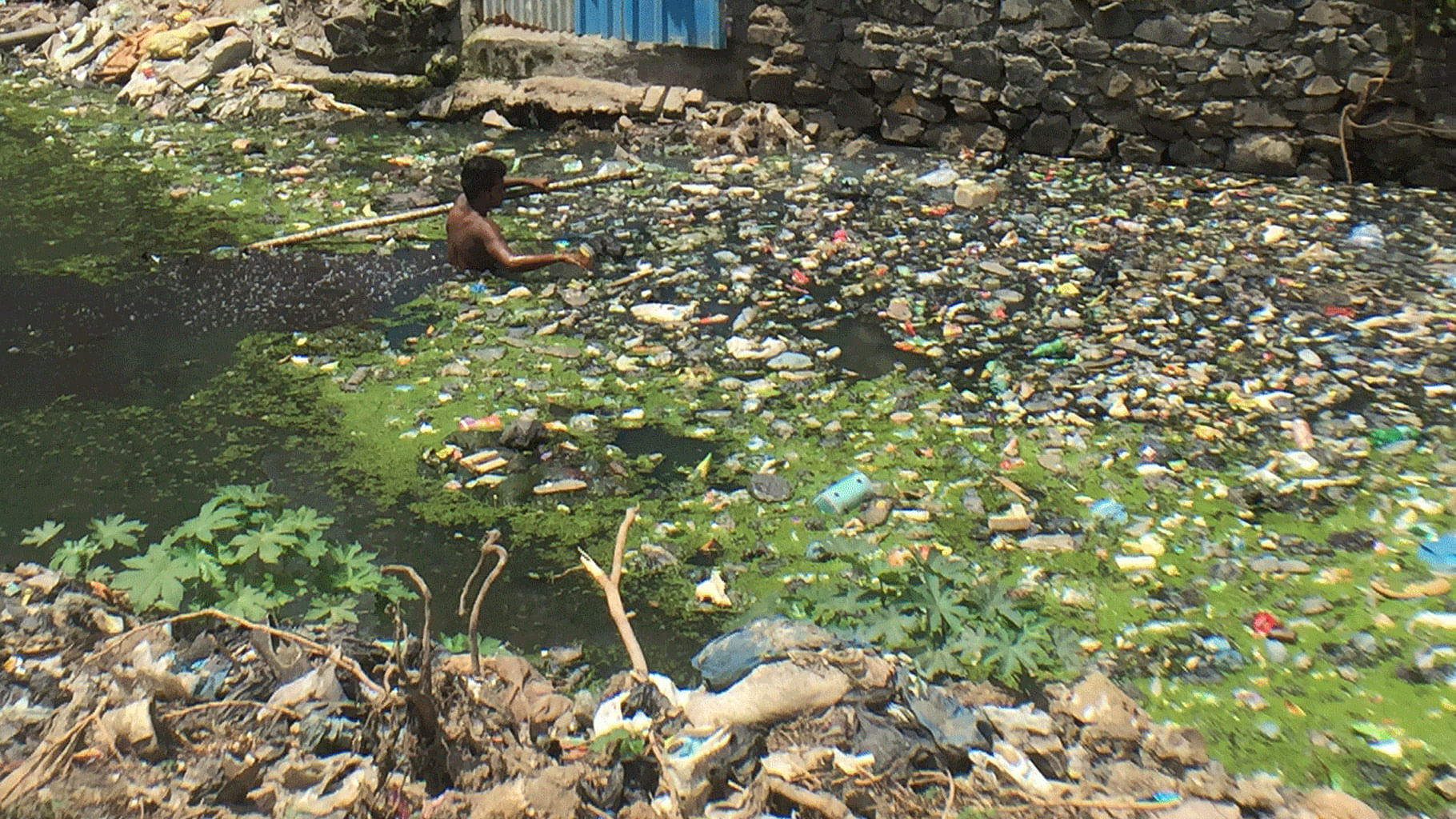 The drain next to which four-year-old Gunjan was playing in Bharat Nagar, Bandra (East), Mumbai. (Photo: <b>The Quint</b>/Pallavi Prasad)