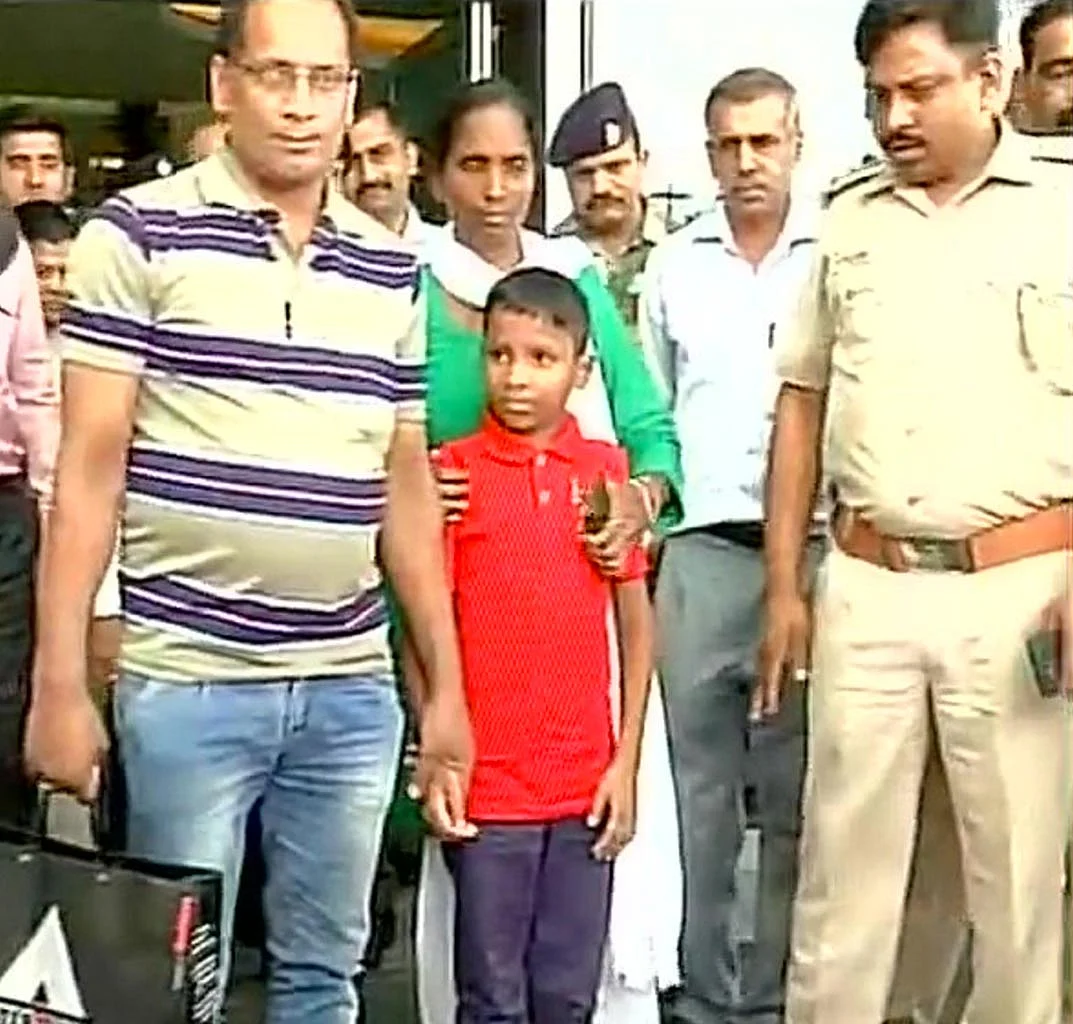 Sonu (6) with his father Mehboob at the Delhi airport on Thursday, 30 June 2016. (Photo Courtesy: ANI)