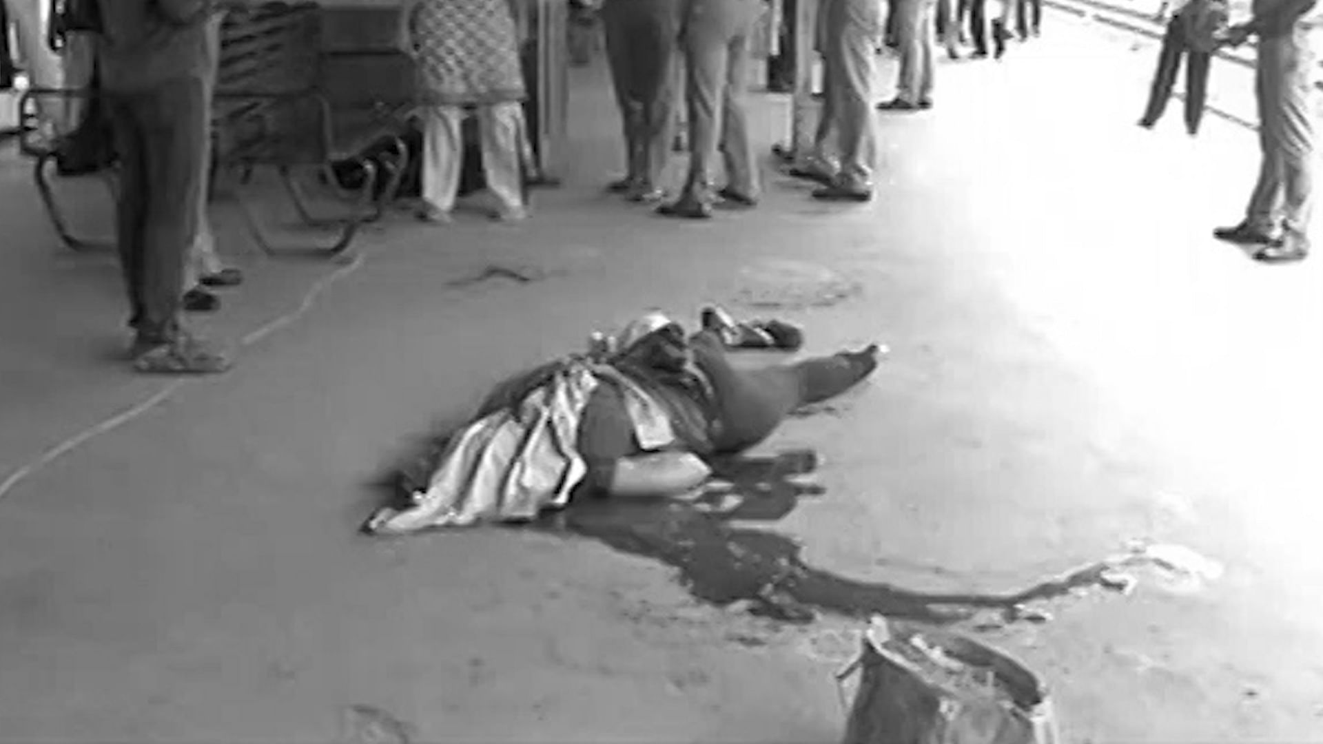 The body of Infosys employee Swathi lying at the platform at Nungambakkam railway station on Friday. (Photo: ANI screengrab)