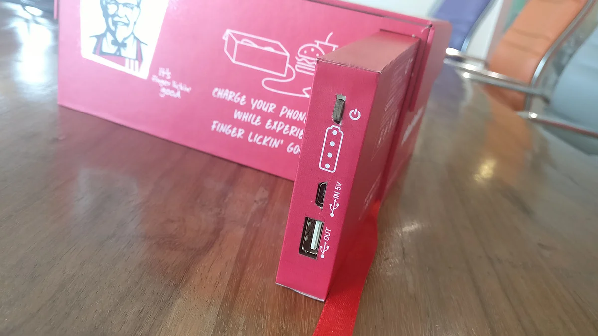 The built-in 6100mAh powerbank. (Photo: <b>The Quint</b>)
