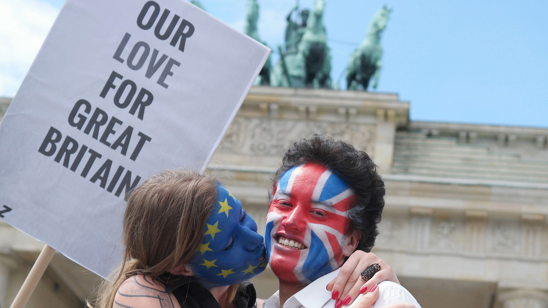 People gather in London to express love between Britain and Europe. (Photo: AP)