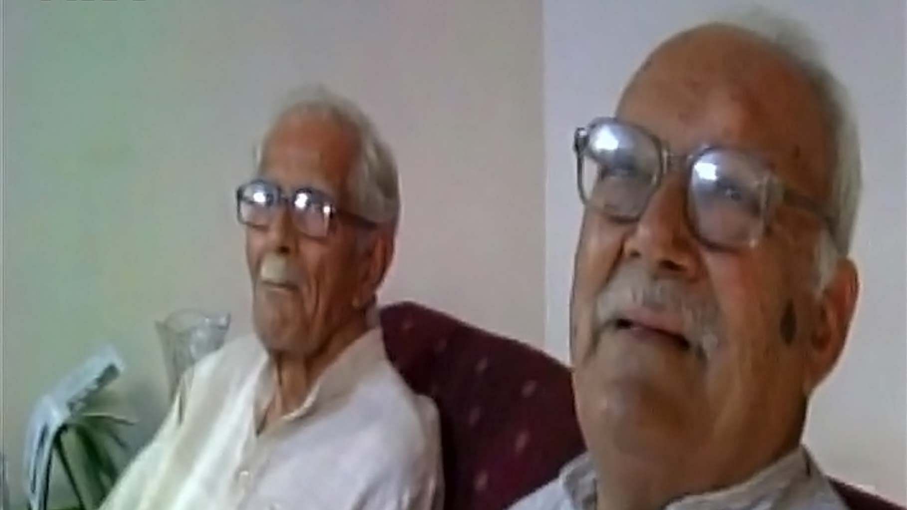 Krishna Khanna (left) with his brother Jagdish  at his ancestral home in Pakistan on Saturday, 25 June 2016. (Photo Courtesy: ANI)