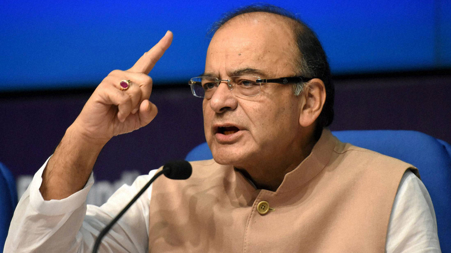 Union Finance Minister Arun Jaitley addresses a press conference regarding the Union Cabinets clearance of recommendations of the 7th Pay Commission (Photo: PTI)