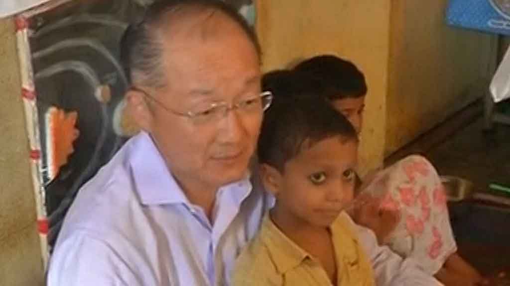 World Bank President, Jim Yong Kim interacts with the kids from slums in Chanakyapuri. ( Photo: ANI screengrab)