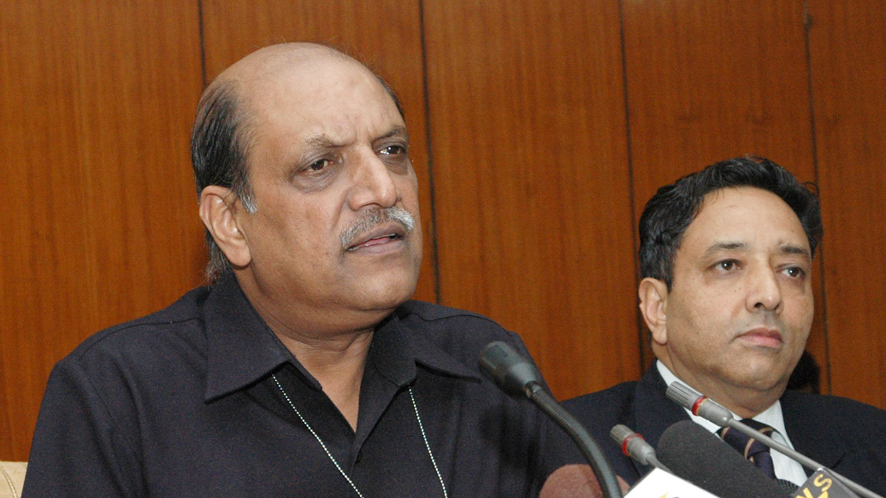Former Home Secretary Madhukar Gupta at a press briefing in Delhi on 18 August 2008. (Photo Courtesy: <a href="http://photodivision.gov.in/IntroPhotodetails.asp?thisPage=474">GoI Photo Division</a>)