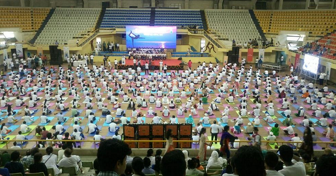Hundreds of people get together in Dhaka for a yoga session. (Photo Courtesy: Twitter/ <a href="https://twitter.com/IndianDiplomacy">Indian Diplomacy</a>)