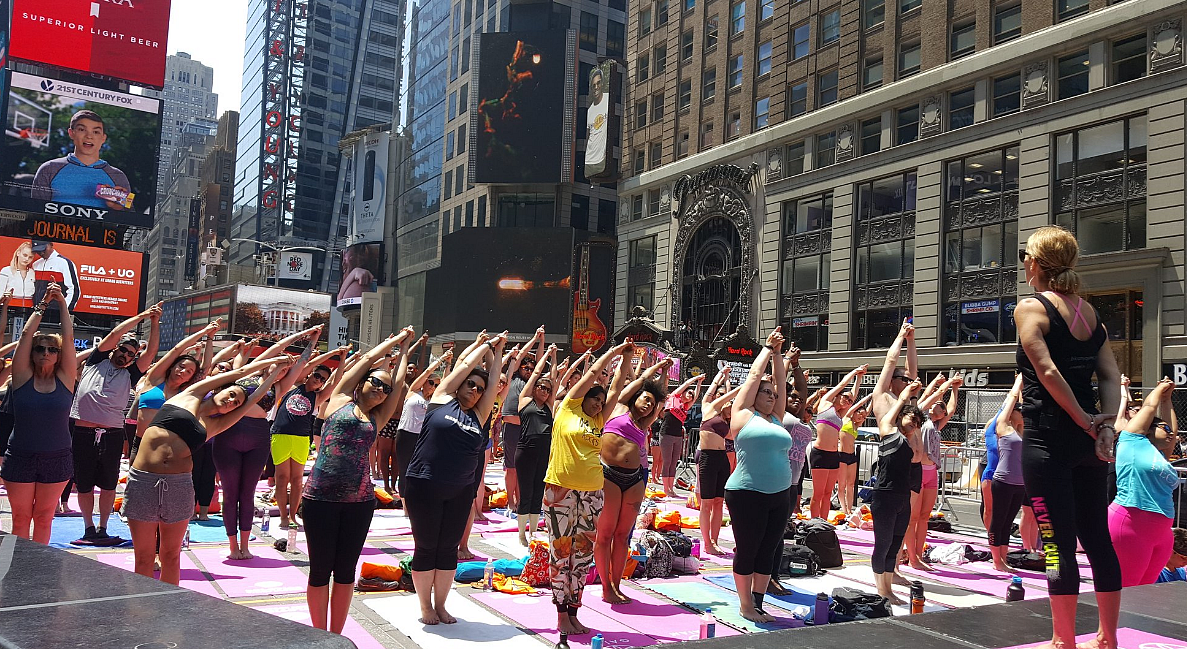 Times Square London is filled with people doing yoga. (Photo Courtesy: Twitter/<a href="https://twitter.com/TimesSquareNYC">Times Square</a>)