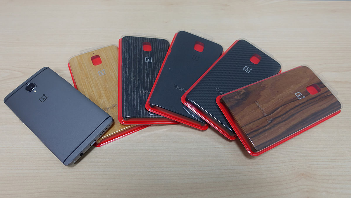 OnePlus 3 gets comes with several cover options. (Photo: <b>The Quint</b>/@2shar)
